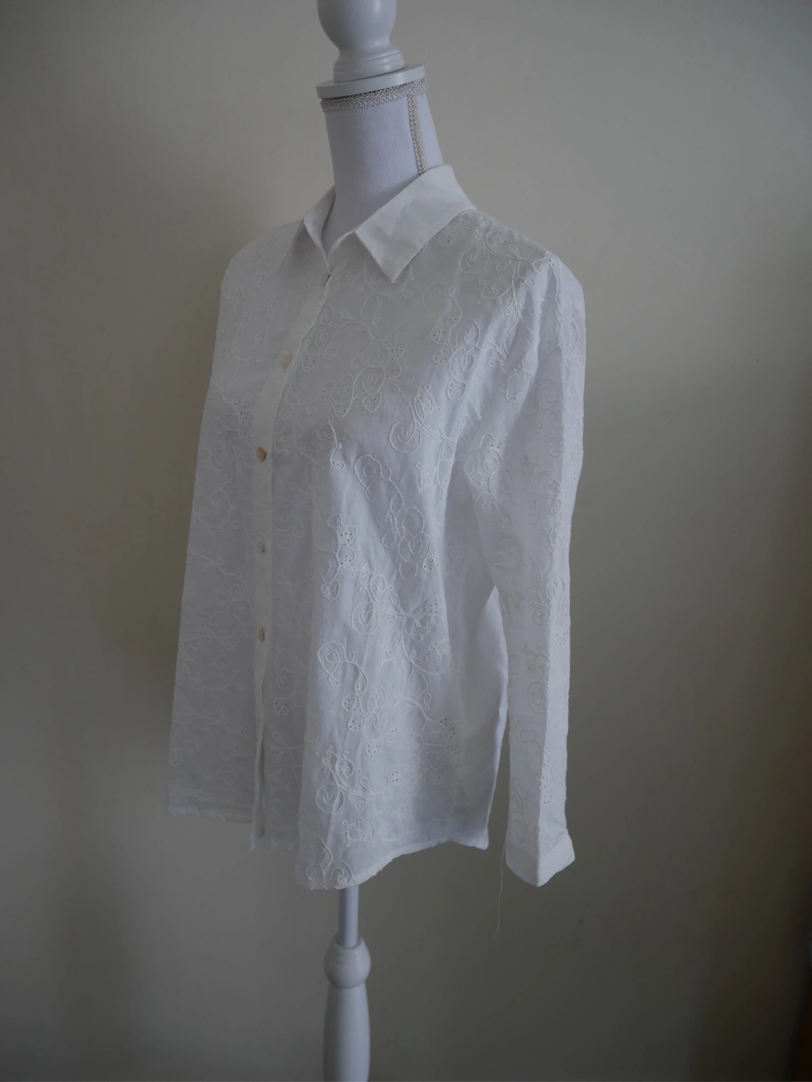 Witte hemd met borduursel - maat SM – photo 5